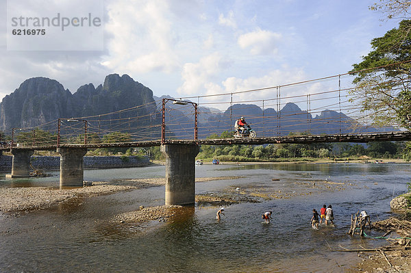 Brücke über den Nam Song vor dem Karstgebirge  Vang Vieng  Laos  Südostasien