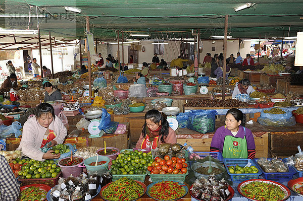 Wochenmarkt in einer Markthalle in der Stadt Phansavan  Laos  Südostasien