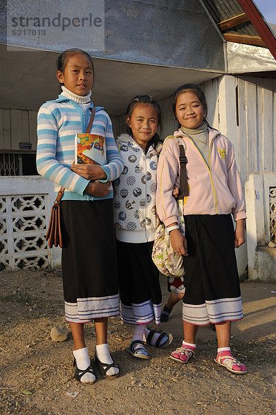 Schülerinnen in traditioneller Schuluniform  in der Stadt Phonsavan  Laos  Südostasien  Asien