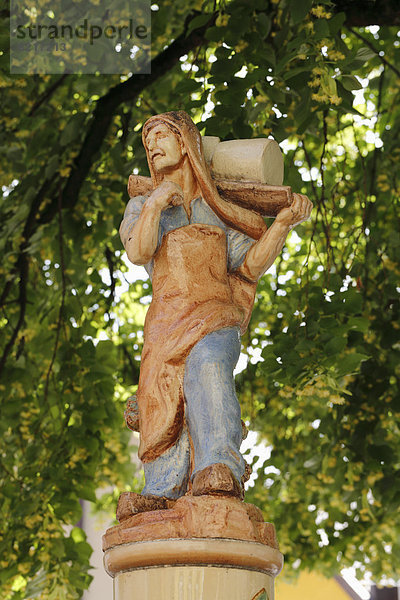 Keramik-Skulptur Salzträger am Rinnholzbrunnen von Prof Kubiena  Gmunden  Salzkammergut  Oberösterreich  Österreich  Europa  ÖffentlicherGrund