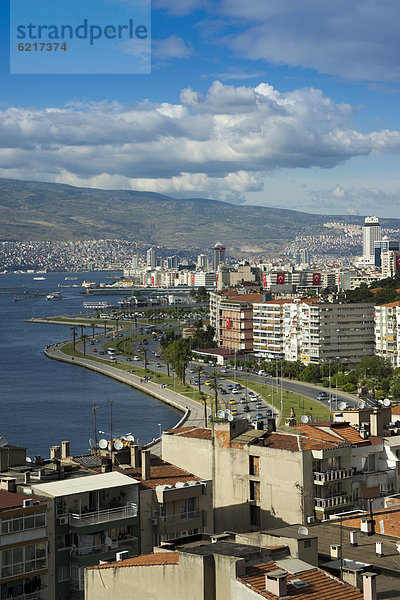 Stadtansicht mit Hafen  Izmir  Türkei  Asien