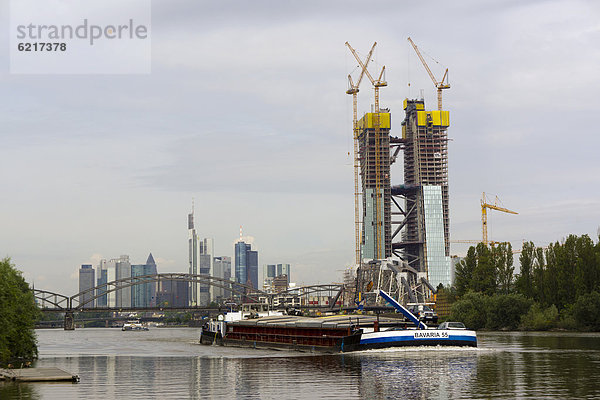 Neubau der Europäischen Zentralbank  EZB  hinten Skyline  vorne Frachtschiff Frankfurt  Frankfurt am Main  Hessen  Deutschland  Europa  ÖffentlicherGrund