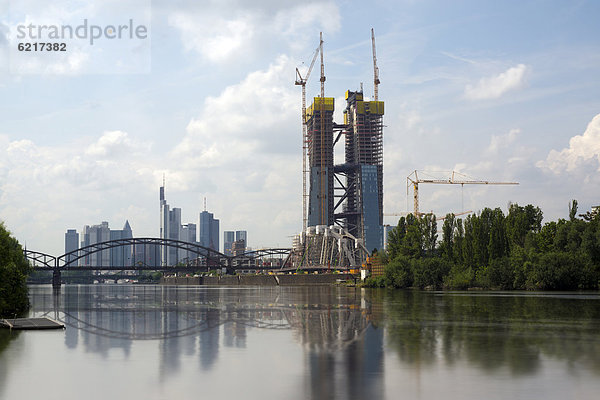 Neubau der Europäischen Zentralbank  EZB  hinten Skyline  Frankfurt am Main  Hessen  Deutschland  Europa  ÖffentlicherGrund