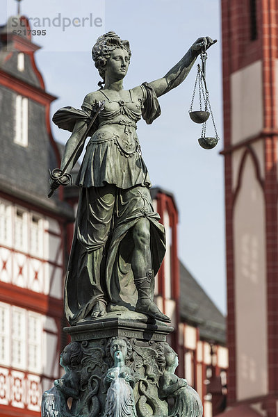 Justitia mit Waagschalen  Justitia-Brunnen  Gerechtigkeitsbrunnen  Römer  Frankfurt am Main  Hessen  Deutschland  Europa  ÖffentlicherGrund