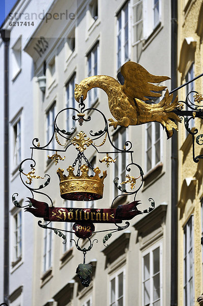 'Hängeschild mit Adler und Krone vom Restaurant ''Höllbräu''  Judengasse  Salzburg  Bundesland Salzburg  Österreich  Europa'
