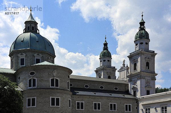 Der barocke Salzburger Dom  1628 eingeweiht  vom Residenzplatz  Salzburg  Österreich  Europa