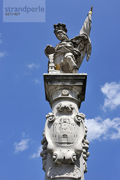 Skulptur des Heiligen Florian am Florianbrunnen  Alter Markt  Salzburg  Bundesland Salzburg  Österreich  Europa