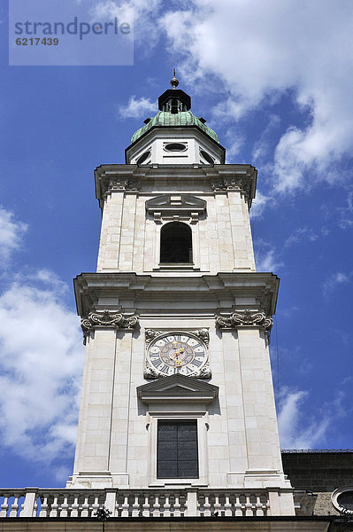 Ein Turm des Salzburger Doms mit Uhr  Domplatz  Salzburg  Bundesland Salzburg  Österreich  Europa