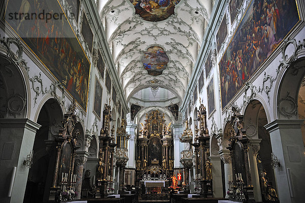 Europa Österreich Kirchenschiff Salzburg Innenaufnahme