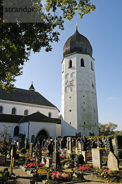 Friedhof und Kirchturm der Abtei Frauenwörth  Kloster der Benediktinerinnen  Insel Frauenchiemsee im Chiemsee  Chiemgau  Bayern  Deutschland  Europa