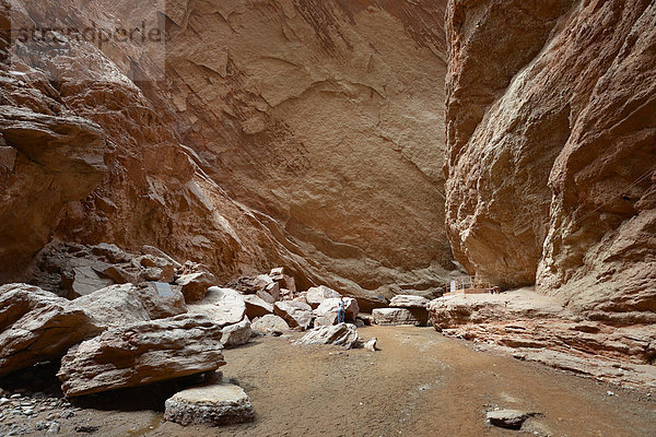 Mädchen  6 Jahre  steht im roten Gestein im großen Tianshan Canyon  Mysterious Grand Canyon  Tianshan-Gebirge  Tienshan  Kuqa  Xinjiang  China  Asien