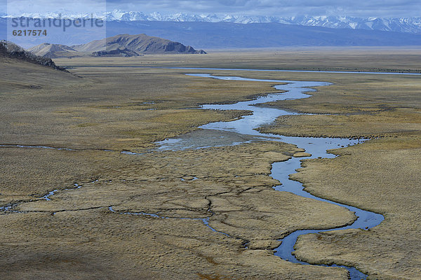 Wasserlauf im Grasland von Bayanbulak  Bayinbuluke  Mongolische Autonome Bezirk Bayingolin  Kuqa  Korla  Seidenstraße  Tianshan Gebirge  Tian Shan  Tienshan  Xinjiang  China  Asien