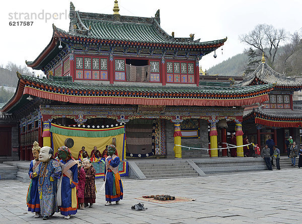 Tibetischer Buddhismus  religiöser Maskentanz Cham Tanz im bedeutenden Gelugpa Kloster Kumbum  Ta'er Kloster  Huangzhong  Xinning  Qinghai  ehemals Amdo  Tibet  China  Asien