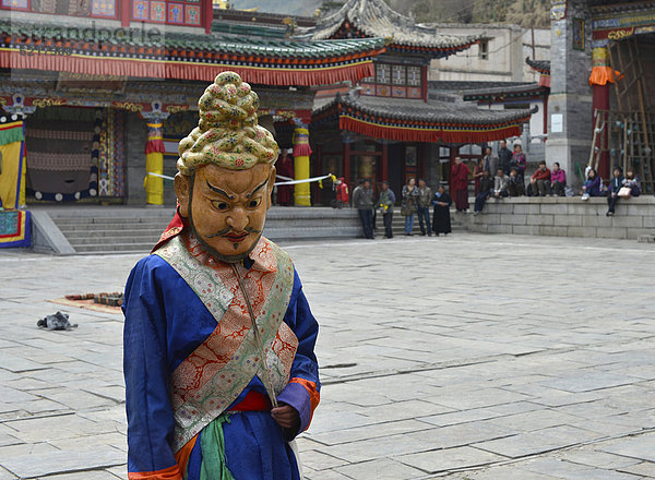 Tibetischer Buddhismus  religiöser Maskentanz Cham Tanz im bedeutenden Gelugpa Kloster Kumbum  Ta'er Kloster  Huangzhong  Xinning  Qinghai  ehemals Amdo  Tibet  China  Asien