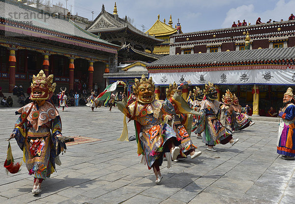 Tibetischer Buddhismus  religiöser Maskentanz Cham Tanz im bedeutenden Gelugpa Kloster Kumbum  Ta'er Kloster  Huangzhong  Xinning  Qinghai  ehemals Amdo  Tibet  China  Asien