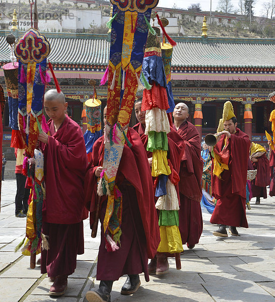 Tibetischer Buddhismus  Prozession der tibetischen Mönche und Novizen nach dem religiösen Maskentanz Cham Tanz im bedeutenden Gelugpa Kloster Kumbum  Ta'er Kloster  Huangzhong  Xinning  Qinghai  ehemals Amdo  Tibet  China  Asien