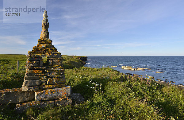 Altes Monument an der schottischen Nordküste  Freswick Bay  Freswick  John o'Groats  Schottland  Großbritannien  Europa