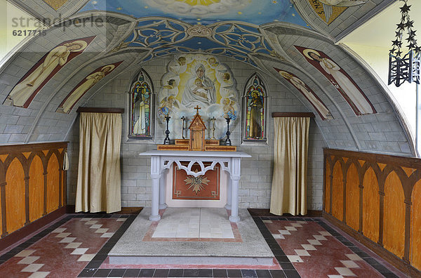 Altarraum der von italienischen Kriegsgefangenen im zweiten Weltkrieg errichteteten italienischen Kapelle  Orkney Inseln  Schottland  Großbritannien  Europa