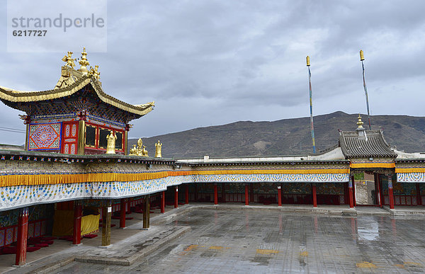 Tibetischer Buddhismus  Klostergebäude im traditionellen Baustil  Kloster Tongren  Repkong  Qinghai  ehemals Amdo  Tibet  China  Asien