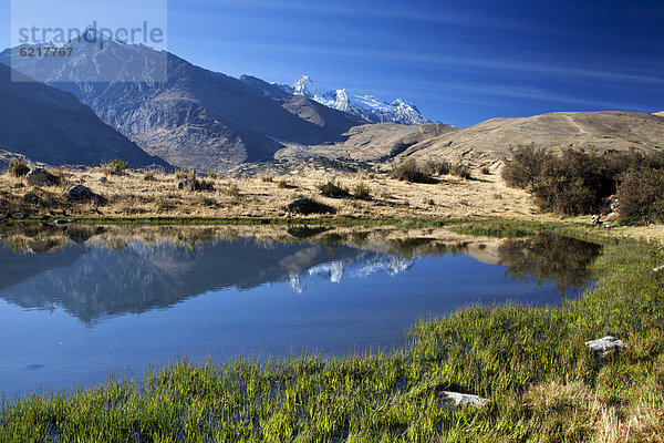 Spiegelung an einem Bergsee  Cordillera Blanca  Anden  Peru  Südamerika
