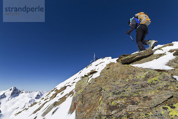Bergsteigerin am Gipfelgrat der Kraspesspitze  Kühtai  Sellrainer Berge  Tirol  Österreich  Europa