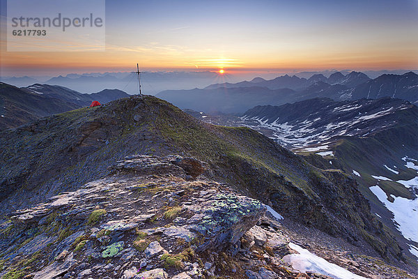Sonnenaufgang mit Gipfelkreuz und Zelt  Roter Kogel  Sellrainer Berge  Tirol  Österreich  Europa