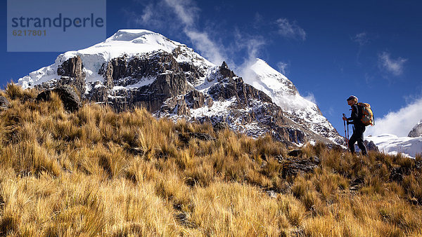 Bergsteigerin am Nevado Cuyoc  Cordillera Huayhuash  Anden  Peru  Südamerika