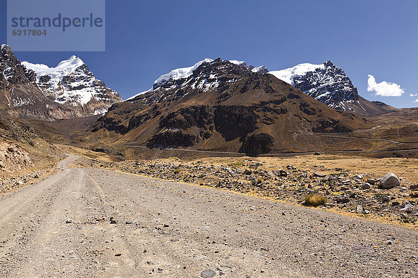 Berglandschaft mit Straße  Cordillera Huayhuash  Anden  Peru  Südamerika