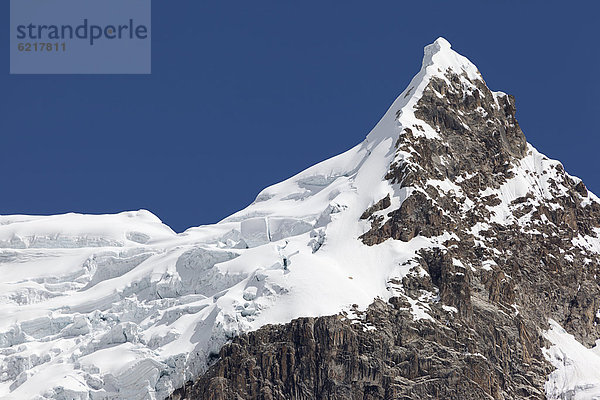 Vergletscherter Gipfel  Cordillera Huayhuash  Anden  Peru  Südamerika