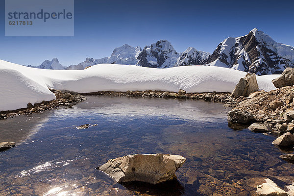 Eisbedeckter Bergsee mit Gipfel  Cordillera Huayhuash  Anden  Peru  Südamerika