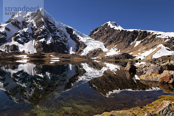 Bergsee mit Spiegelung  Cordillera Huayhuash  Anden  Peru  Südamerika