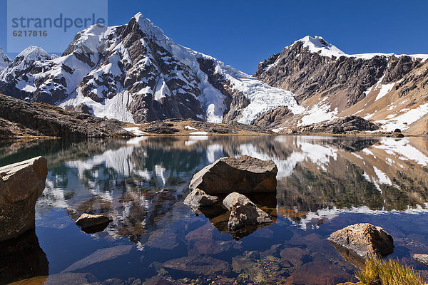Bergsee mit Spiegelung  Cordillera Huayhuash  Anden  Peru  Südamerika