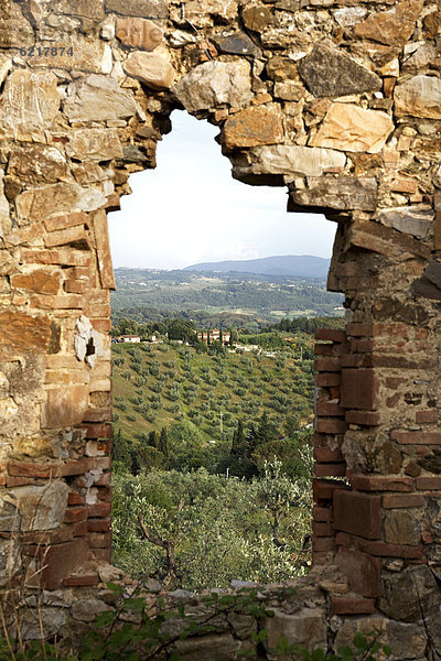 Toskanische Landschaft durch das Fenster einer Ruine gesehen  Riparbella  Toskana  Italien  Europa