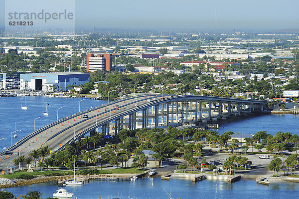 Blick über West Palm Beach  Brücke  Florida  USA