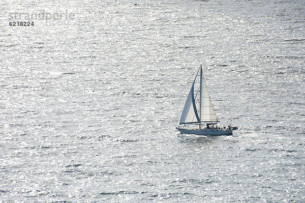 Ein Segelboot auf dem Meer  West Palm Beach  Florida  USA  Amerika