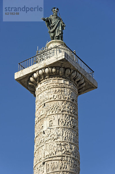 Antike Säule des Marc Aurel mit Relief-Spirale und Bronzestatue des Apostel Paulus  Piazza Colonna  Rom  Latium  Italien  Europa