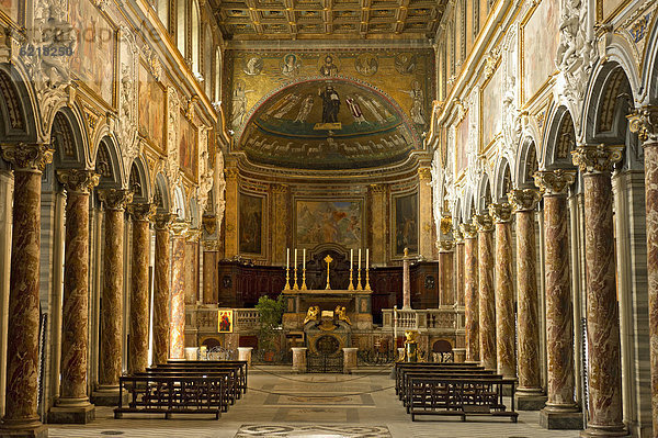 Innenraum mit Apsis und Altar der Basilika San Marco im Palazzo Venezia  Piazza Venezia  Rom  Latium  Italien  Europa