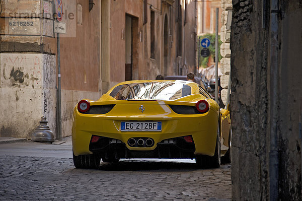 Ferrari 458 Italia in einer Gasse  Altstadt Rom  Latium  Italien  Europa