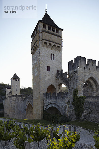 Mittelalterliche Brücke Pont ValentrÈ über die Lot in Cahors  Midi-PyrÈnÈes  Frankreich  Europa