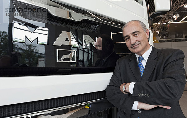 Der Vorstandsvorsitzende der MAN SE  Georg Pachta-Reyhofen  steht bei einem Pressetermin vor einem MAN-Truck in München  Bayern  Deutschland  Europa