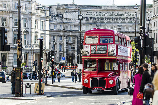 Roter Doppeldeckerbus im Straßenverkehr  London  Südengland  England  Großbritannien  Europa