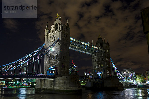 Beleuchtete Tower Bridge  Themse  Nachtaufnahme  London  England  Großbritannien  Europa