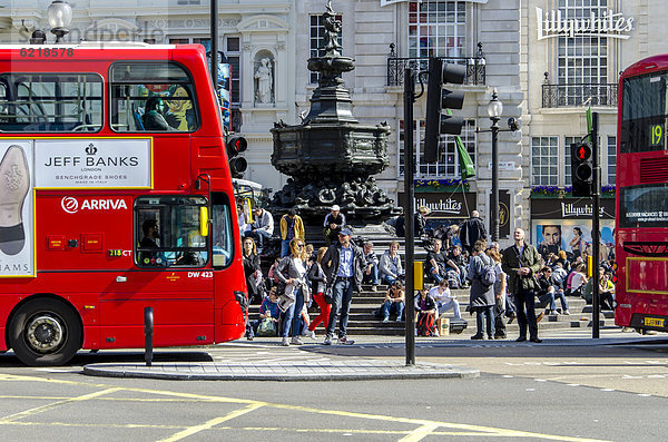 Roter Doppeldeckerbus am Piccadilly Circus Platz mit dem Shaftesbury Memorial Brunnen  London  Südengland  England  Großbritannien  Europa