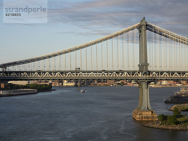 Manhattan Bridge  Blick von der Brooklyn Bridge  New York City  USA  Nordamerika  Amerika
