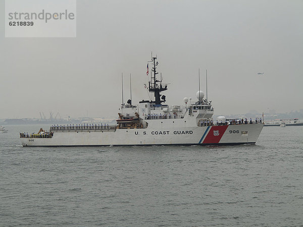 US Coastguard Schiff auf dem Hudson River  New York City  USA  Nordamerika  Amerika