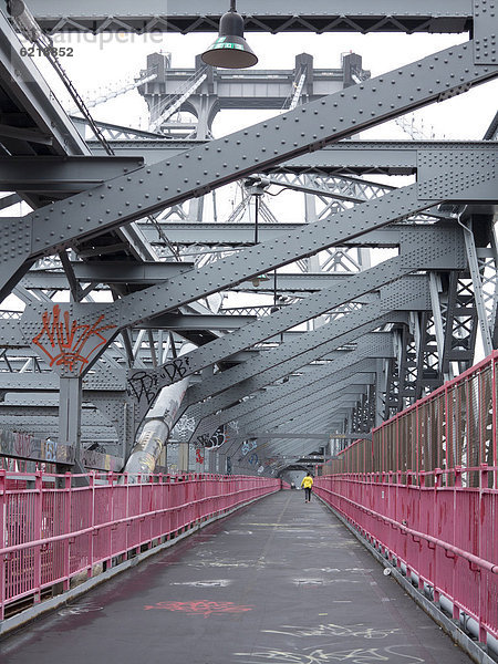 Fußgängerweg auf der Williamsburg Bridge  Manhattan  New York City  USA  Nordamerika  Amerika