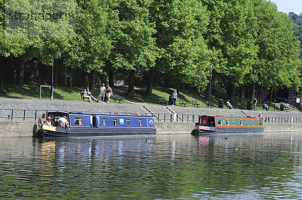 Hausboote auf dem Avon in Bath  Somerset  England  Großbritannien  Europa