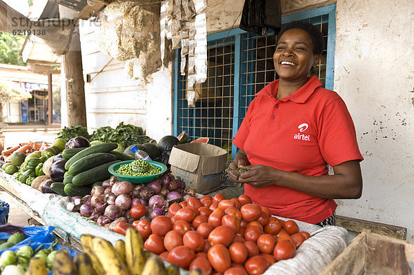 Frau verkauft frisches Gemüse in Moshi  Kilimanjaro-Region  Tansania  Afrika