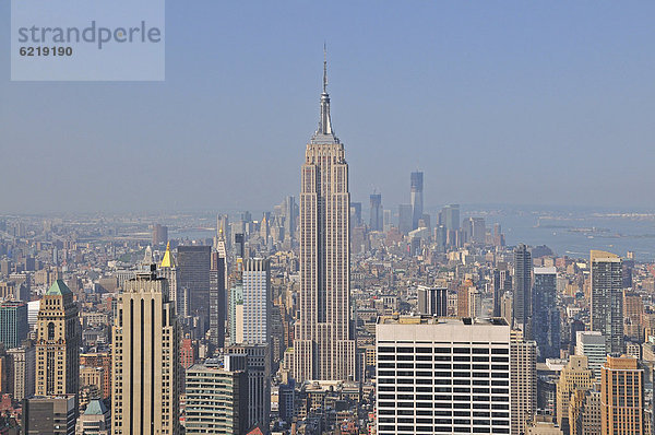 Aussicht von der Aussichtsplattform Top of the Rock im Rockefeller Center auf das Empire State Building und Downtown Manhattan  New York City  USA  Nordamerika  Amerika