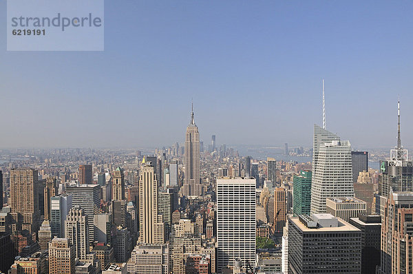 Aussicht von der Aussichtsplattform Top of the Rock im Rockefeller Center auf das Empire State Building und Downtown Manhattan  New York City  USA  Nordamerika  Amerika